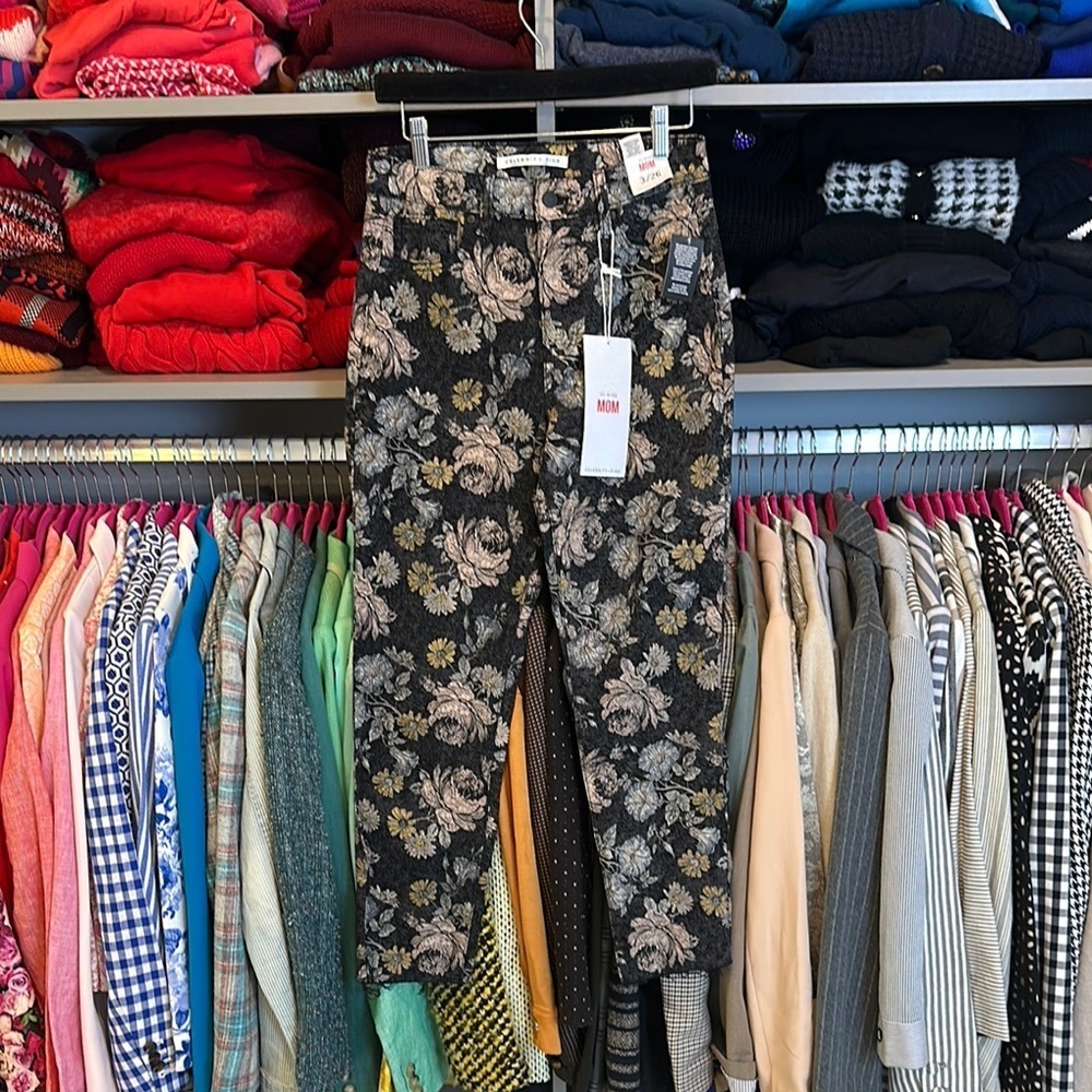Celebrity Pink gray/tan floral print high rise mom jeans size 26 NWT